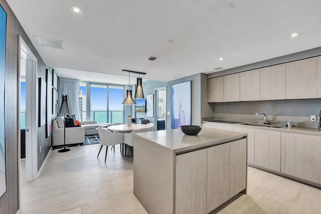 Stunning apartment at 39th floor with ocean view.